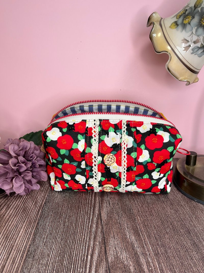 กระเป๋าใส่ของลายดอกซึบากิและน้องแมว เมดอินเจแปน - กระเป๋าเครื่องสำอาง - ผ้าฝ้าย/ผ้าลินิน สีแดง