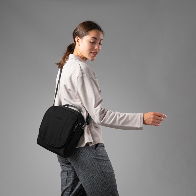 Pacsafe | Metrosafe LS200 Five Patented Anti-Theft Urban Crossbody Bag 7L Black - กระเป๋าแมสเซนเจอร์ - วัสดุอีโค สีดำ