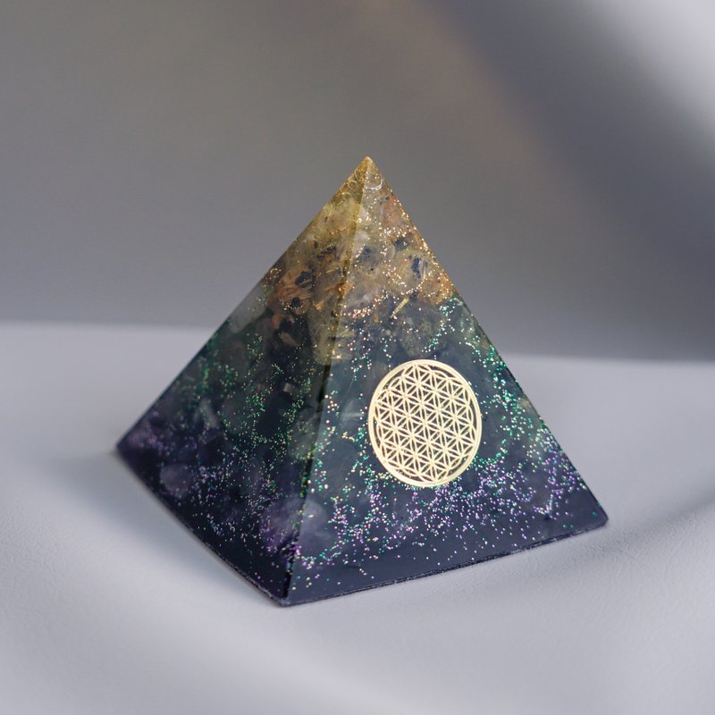 Pre-order [Blonde Crystal, Amethyst, Green Hair Crystal] Orgonite Crystal Energy Pyramid 6x6cm - ของวางตกแต่ง - คริสตัล หลากหลายสี