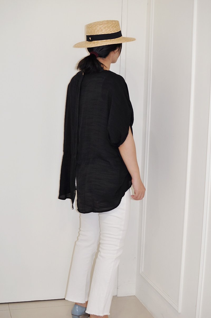 Flat 135 X Taiwan designer series black cotton linen fabric comfortable short-sleeved shirt - เสื้อยืดผู้หญิง - ผ้าฝ้าย/ผ้าลินิน สีดำ
