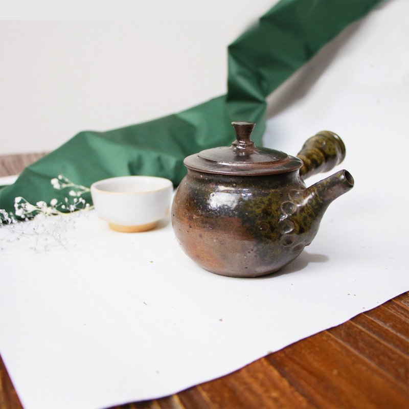 胡麻陶側把壺 新彩燒 柴燒陶藝 手作作品 | 禮物 收藏 陳威恩作 - 茶壺/茶杯/茶具 - 陶 咖啡色