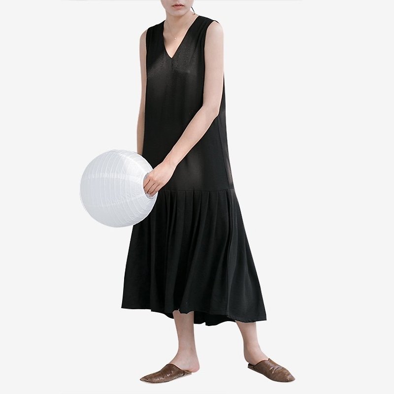 Black Jardin Majorelle Sleeveless V-Neck Pleated Dress Summer Minimalist Lightweight Pleated Dress - ชุดเดรส - ผ้าฝ้าย/ผ้าลินิน สีดำ