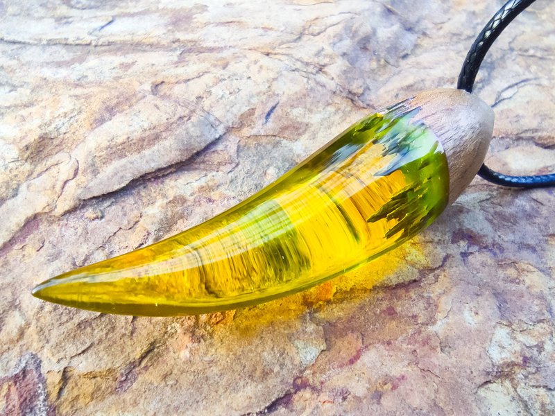 琥珀の宝石狼皇帝の牙ペンダント - ネックレス - レジン イエロー