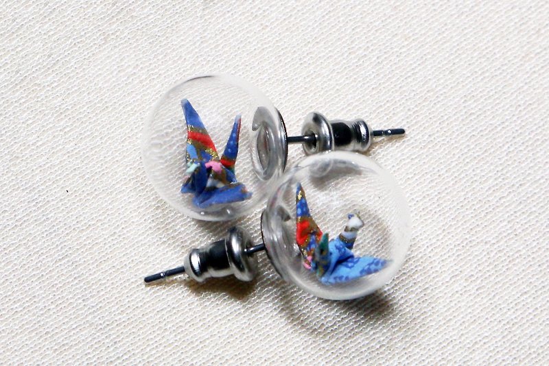Mini cranes glass ball earrings (light blue double paper cranes) - Earrings & Clip-ons - Paper Blue