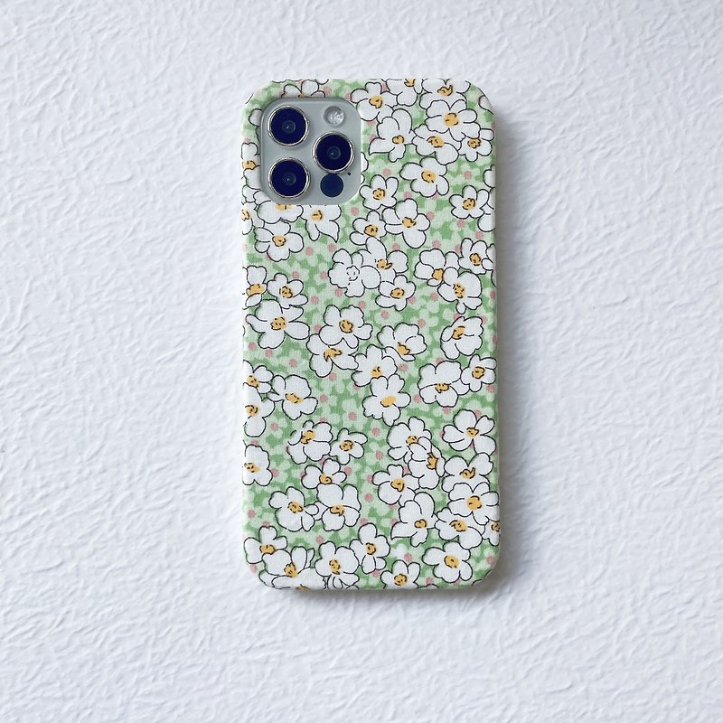 White flowery fabric handmade cloth iPhone case can be customized - เคส/ซองมือถือ - ผ้าฝ้าย/ผ้าลินิน สีเขียว