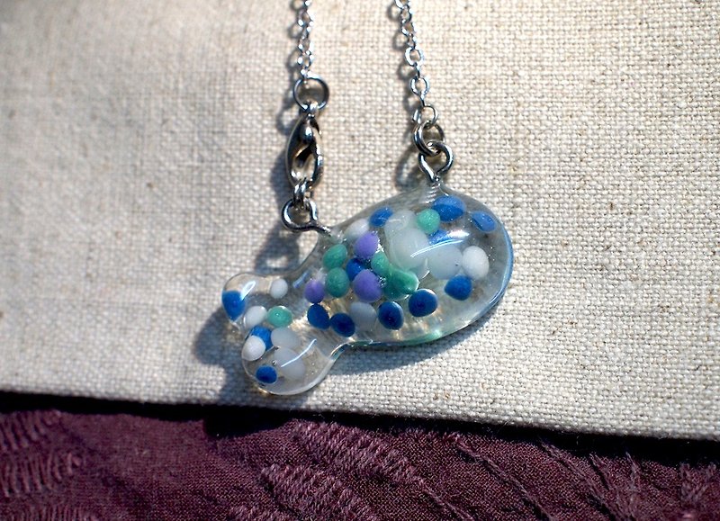 Fish swim_transparent resin_necklace_cute route_fish swimming in the chest_blue and white dots - สร้อยคอ - เรซิน สีน้ำเงิน