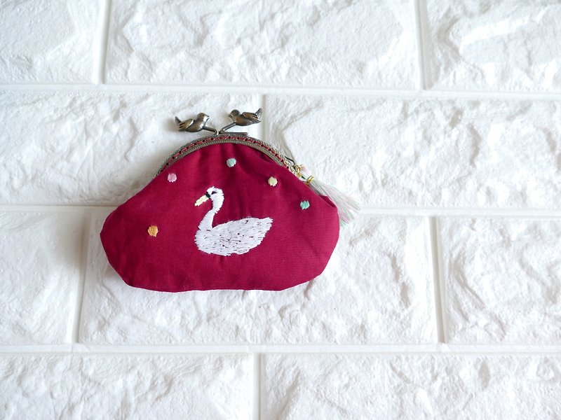 Embroidered gamaguchi swan red - กระเป๋าเครื่องสำอาง - ผ้าฝ้าย/ผ้าลินิน สีแดง
