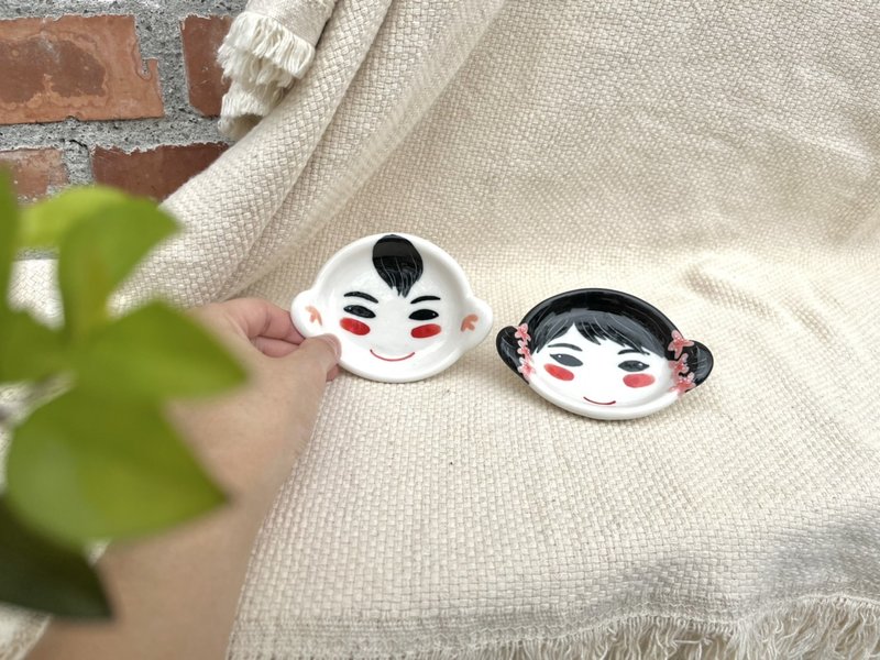 Two small no-guess hand pinch chopsticks holder bean dish small plate set of two - จานเล็ก - เครื่องลายคราม หลากหลายสี