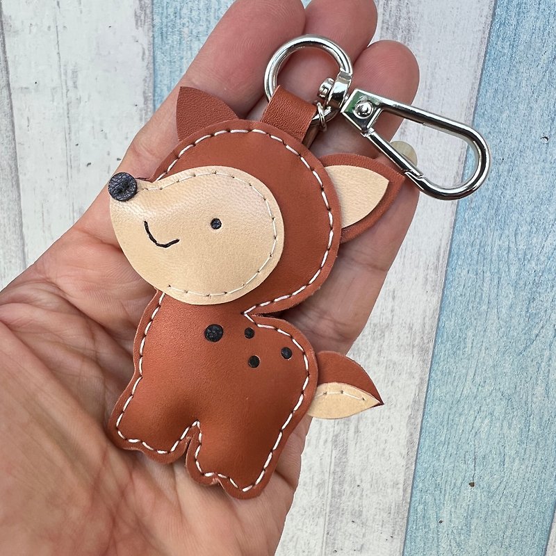 Healing little thing, brown cute elk, hand-stitched leather keychain, small size - ที่ห้อยกุญแจ - หนังแท้ สีนำ้ตาล