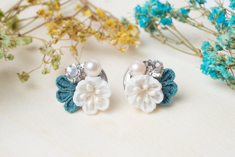 【小铃こすず】つまみ工業/ Freshwater Pearl Crystal and Wind Cloth Flower Earrings (Peacock Blue) - Earrings & Clip-ons - Other Man-Made Fibers Green