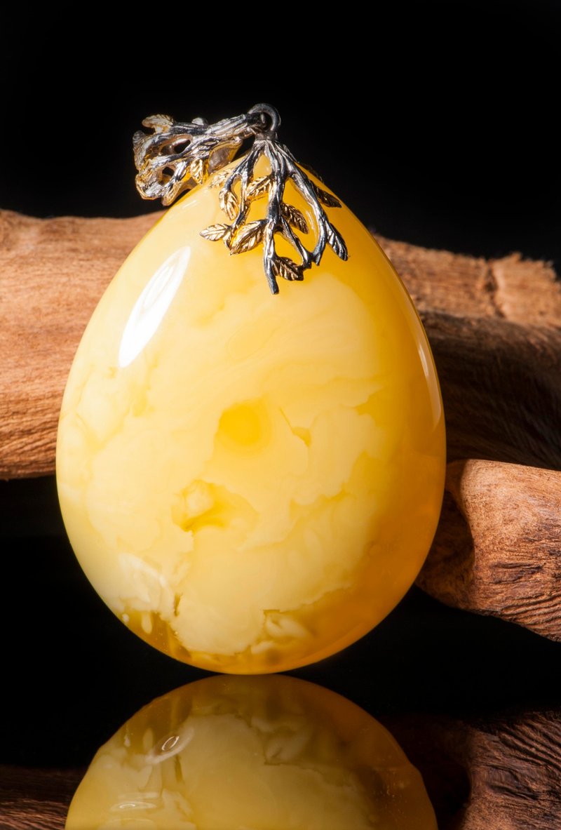 31 g huge yellow amber pendant with beautiful pattern, Large yellow amber pendan - สร้อยคอ - เครื่องประดับพลอย 