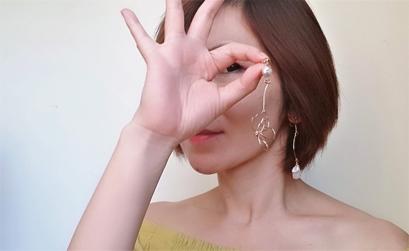 Knock Knock Flower! 14K Gold Baroque Pearl Asymmetric Natural Curve Earrings - Earrings & Clip-ons - Pearl White