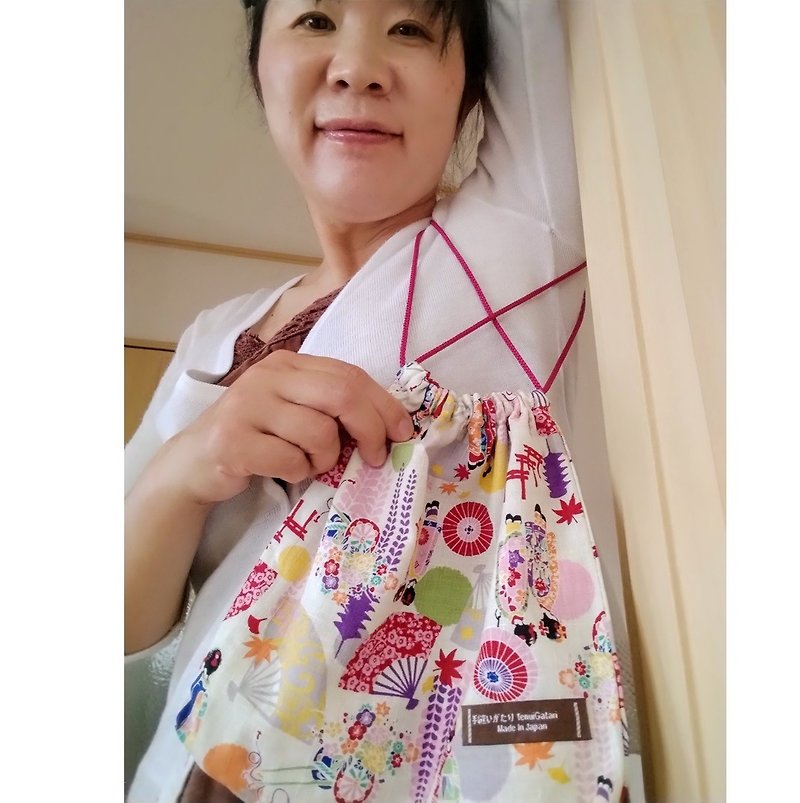 【Japanese style・Handcrafted】 Drawstring bag Cosmetic Pouch Purse Kimono girls - กระเป๋าแมสเซนเจอร์ - ผ้าฝ้าย/ผ้าลินิน ขาว