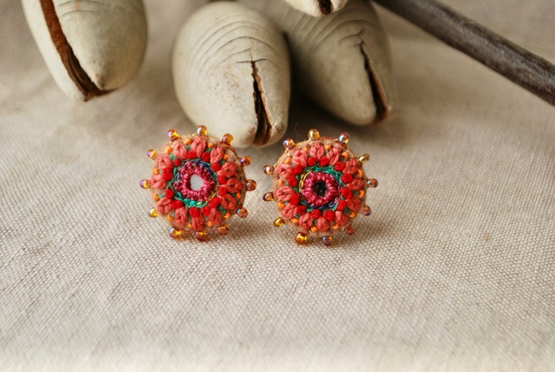 ミラーと粒ビーズの刺繍ピアス　ピンクオレンジ - 耳環/耳夾/耳骨夾 - 繡線 多色