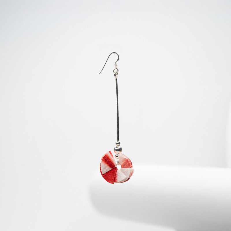 Moon Crescent Fabric Earrings - White Red - 耳環/耳夾/耳骨夾 - 棉．麻 紅色