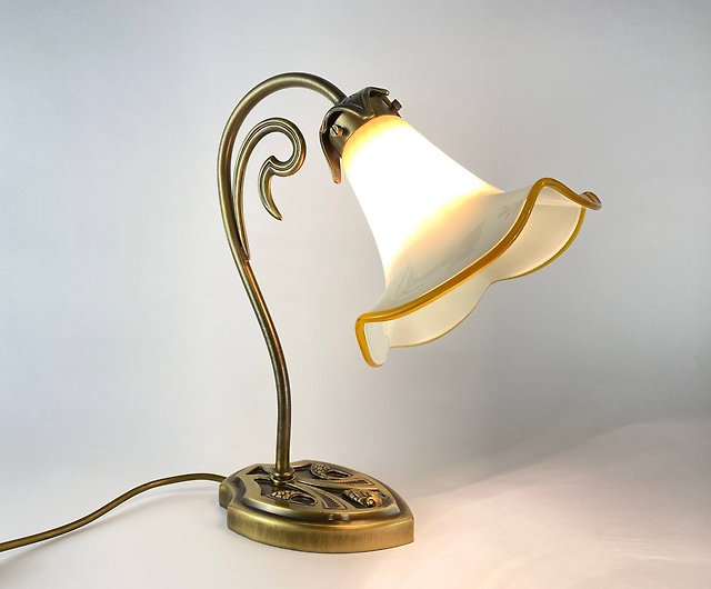 アールヌーボー様式のアンティークランプ|花の形をしたランプ