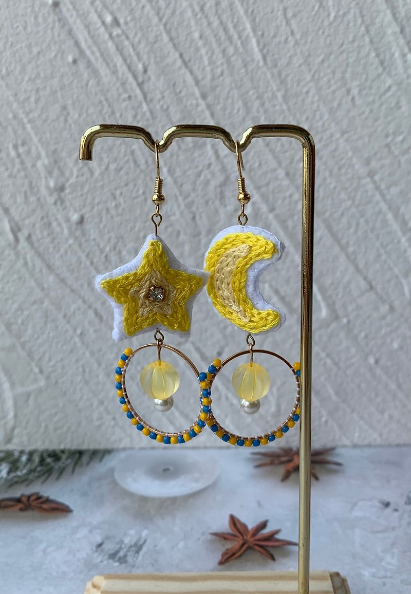 Embroidered Earrings/Beaded Earrings/Embroidered Star and Moon Earrings - ต่างหู - งานปัก สีเหลือง