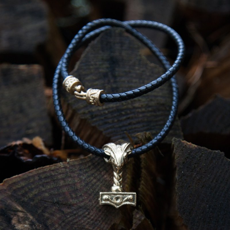 Thor Hammer pendant with goat head on black leather cord. Heavy mjolnir jewelry. - 項鍊 - 其他金屬 橘色