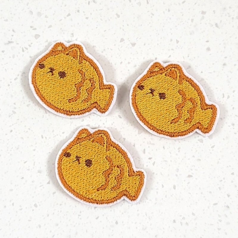 cat fish shaped bun brooch - เข็มกลัด - หนังเทียม สีนำ้ตาล