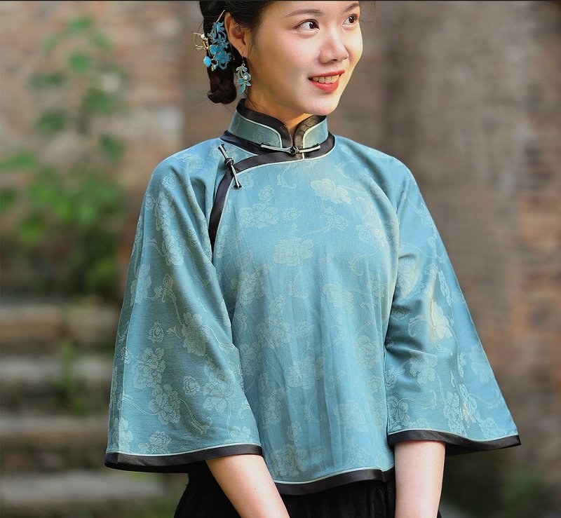 [Songyanrumo] Retro style of the Republic of China, round hem, Chinese style, inverted large sleeves, cheongsam top - Women's Tops - Cotton & Hemp Blue