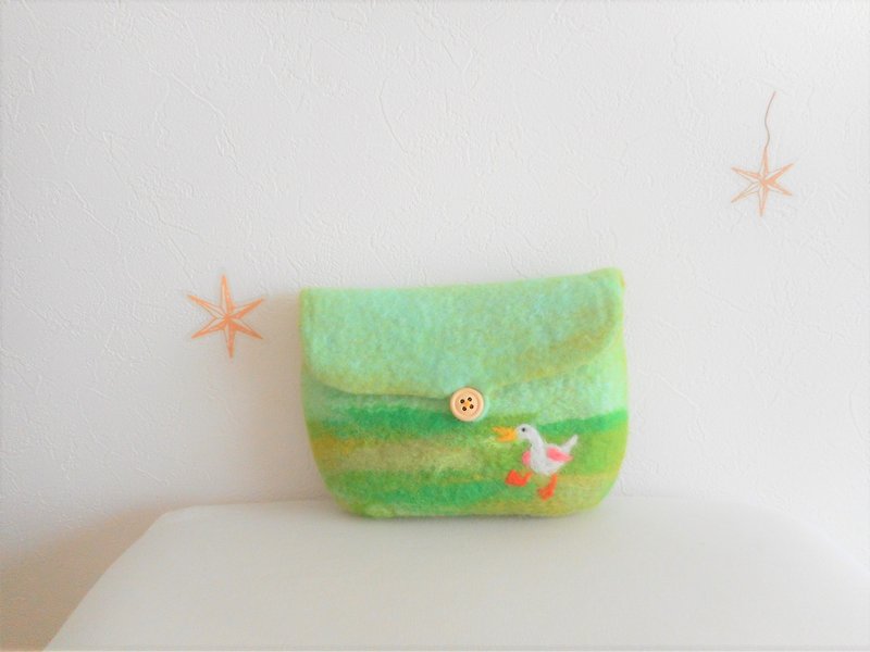 The duck runs around the pouch - Toiletry Bags & Pouches - Wool Green