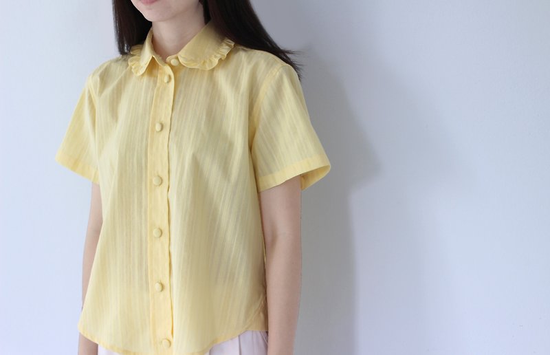 เสื้อคอบัวแต่งระบายสีเหลือง - เสื้อผู้หญิง - ผ้าฝ้าย/ผ้าลินิน สีเหลือง