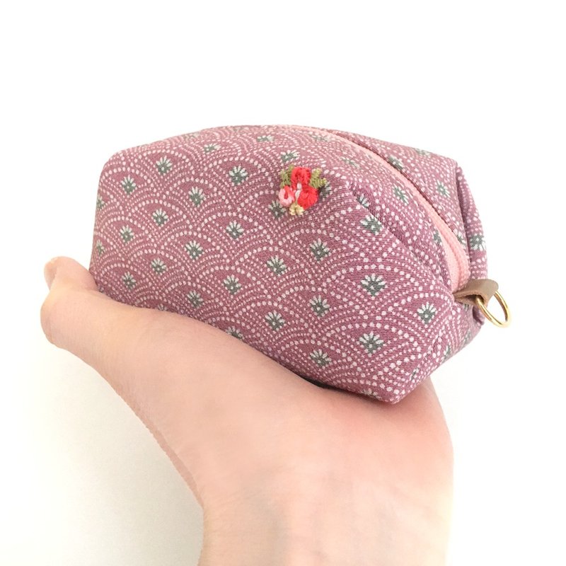 Pouch with Japanese Traditional Pattern, Kimono (Small) - Silk - กระเป๋าเครื่องสำอาง - ผ้าไหม สึชมพู