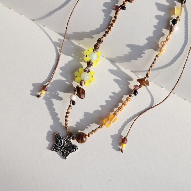 蝶と黄色の花を編んだワックスコードチョーカーネックレス - ネックレス - 刺しゅう糸 イエロー