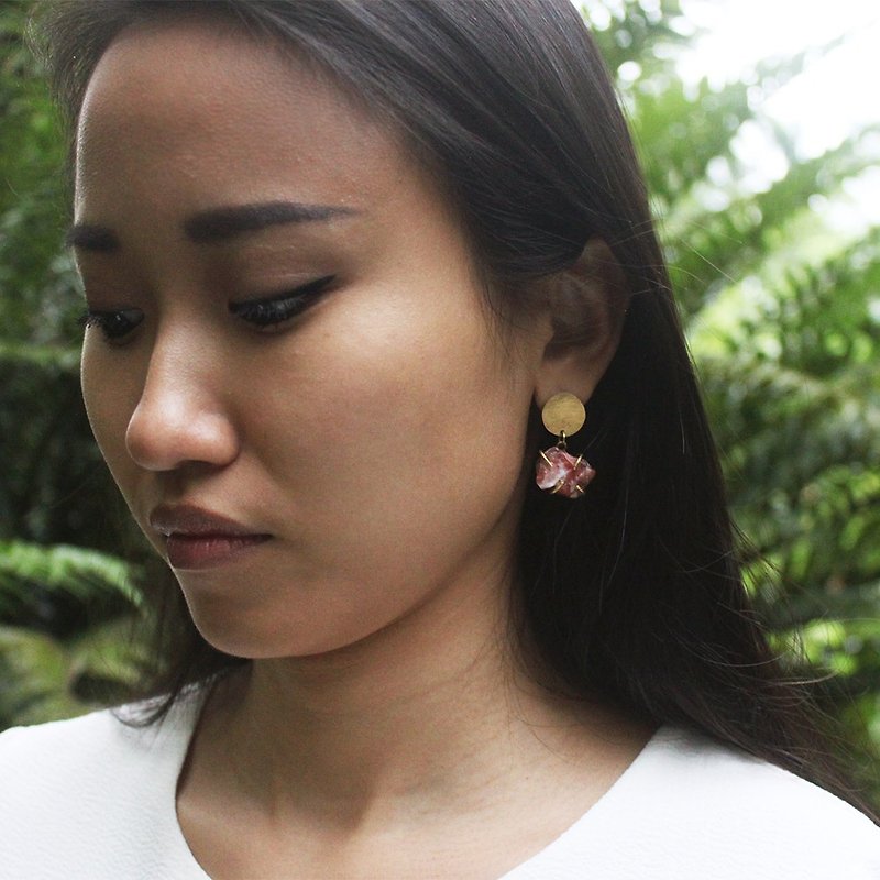 Raw Red Agate Claw Prong Dangle Brass Earrings - Sterling Silver Posts / Clip-Ons - ต่างหู - เครื่องเพชรพลอย สีแดง