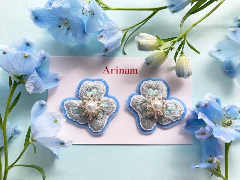 刺繍アクセサリー　イヤリングorピアス　Hoa Lan ( baby blue × ice blue ) - 耳環/耳夾/耳骨夾 - 繡線 藍色