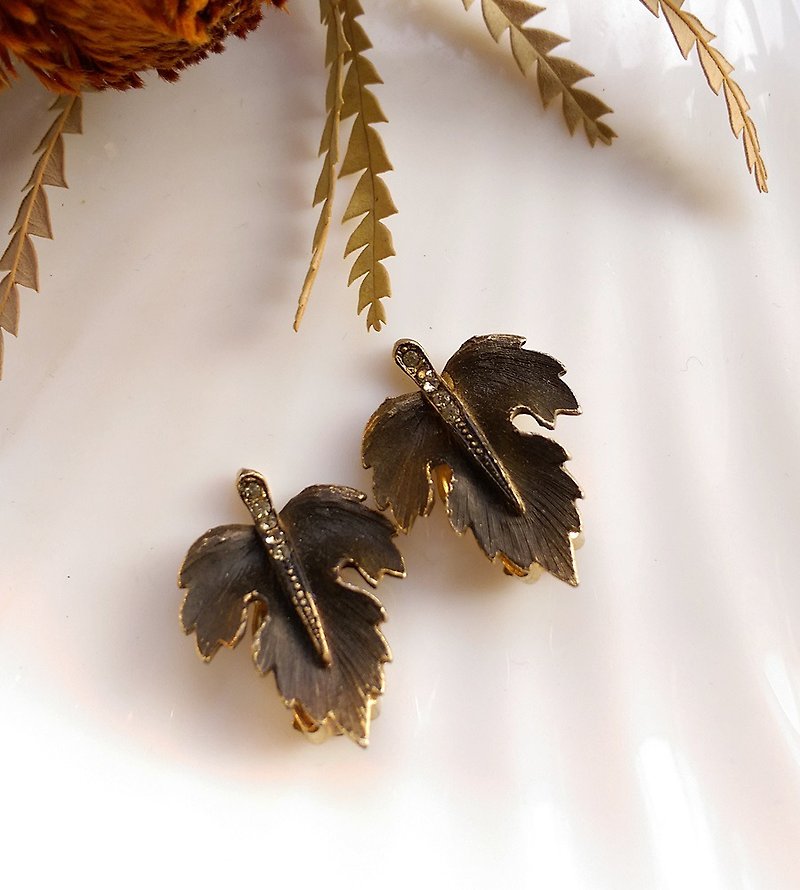 [Western antique jewelry / old age] 1970's brown black leaf vein clip earrings - Earrings & Clip-ons - Other Metals Black