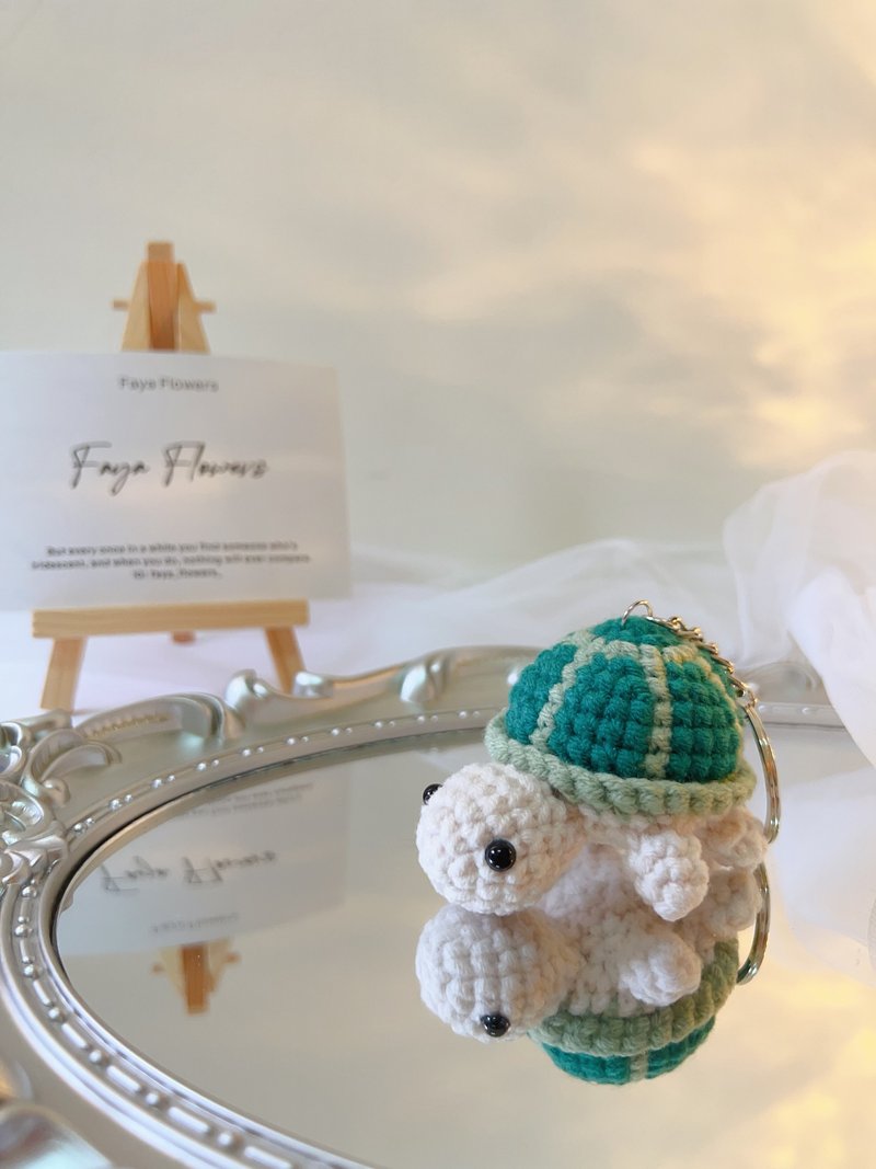 Hand knitted turtle charm cultural and creative birthday gift charm key ring graduation ceremony Chinese Valentine's Day - ที่ห้อยกุญแจ - ผ้าฝ้าย/ผ้าลินิน สีเขียว