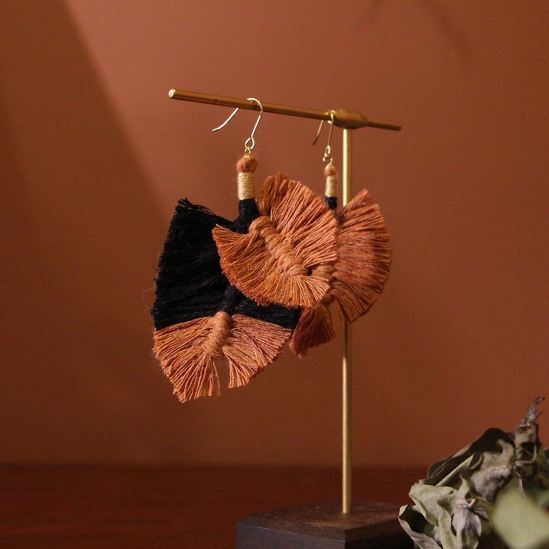 | Contrasting Leaf Tassel Earrings-Tao Red Black - ต่างหู - ผ้าฝ้าย/ผ้าลินิน 
