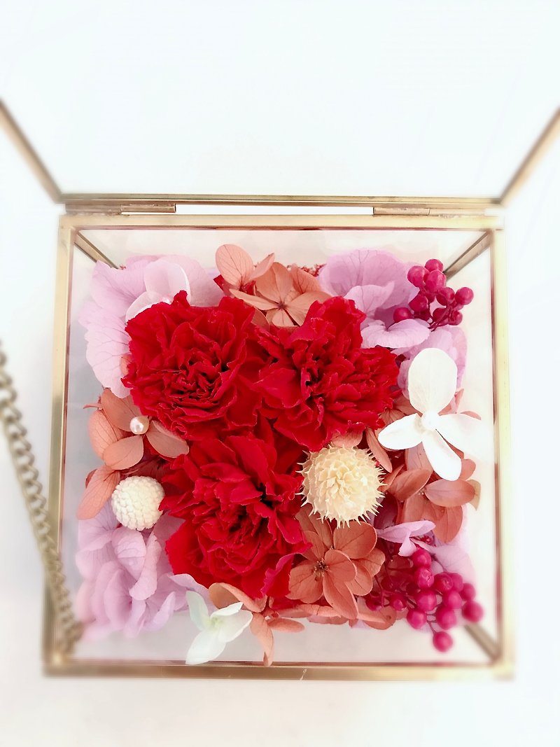 Mother's Day Died Gift Box / Red Carnation / Gold Glass Box - ของวางตกแต่ง - พืช/ดอกไม้ สีแดง