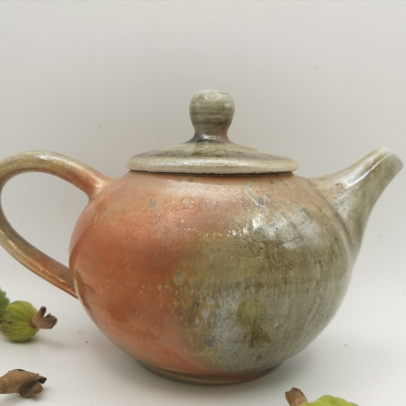 hand-thrown/wood-fired/teapot/natural ash glaze/flame marks/ideal gift/keepsake - ถ้วย - ดินเผา สีทอง