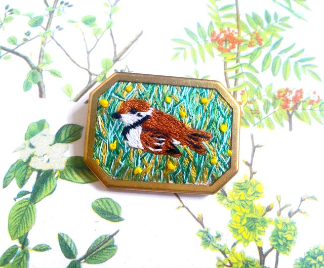 Wild bird embroidery brooch tree sparrow pin ブ ロ ー チ - Shop bowerbirdcraft  Brooches - Pinkoi