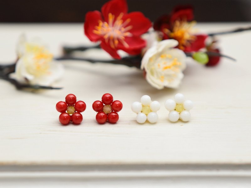 [Clip-On] Plum flower lover red and white, red coral, white coral - ต่างหู - เครื่องประดับพลอย สีแดง