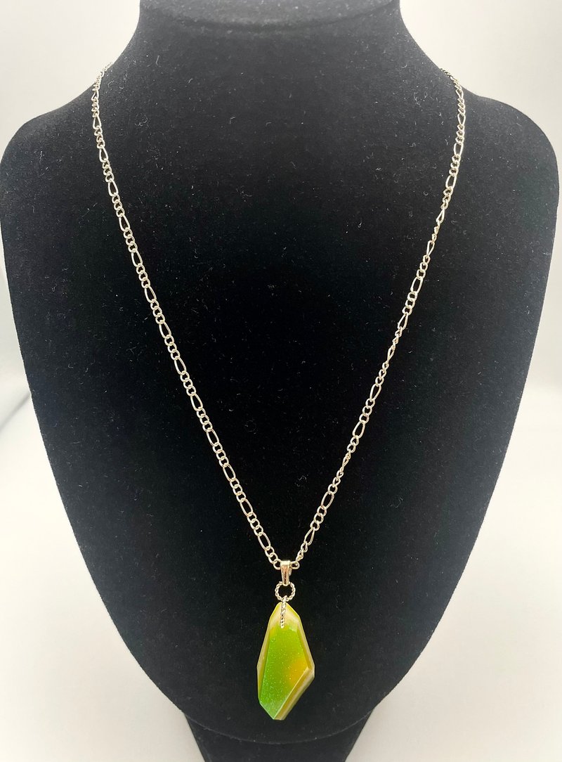 Shining sharp angle necklace green x yellow - สร้อยคอ - เรซิน สีเขียว