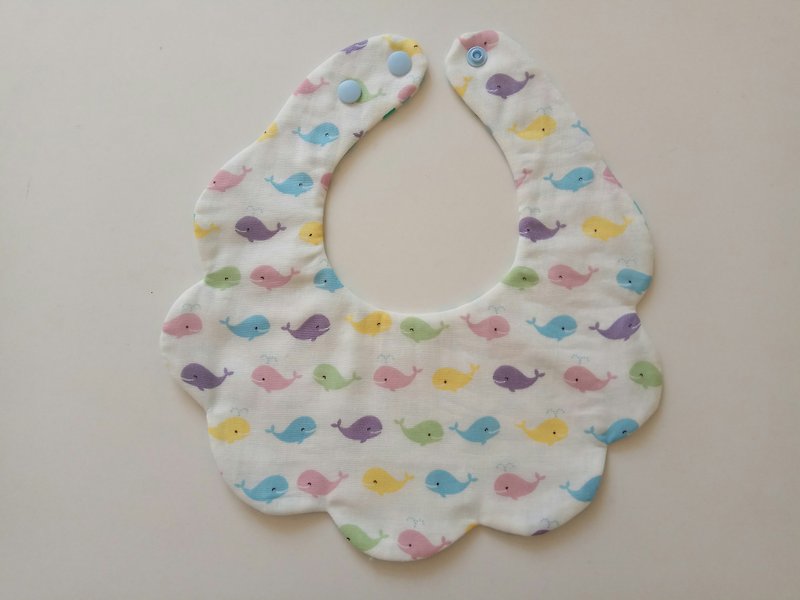 日本綿紗布 彩色小鯨魚  棉紗款雲狀圍兜 嬰兒圍兜 口水巾 - 滿月禮物 - 棉．麻 多色