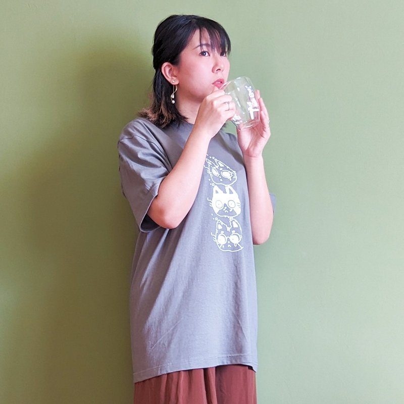 【雙面 圓領棉tee 衣服 -霧灰綠】帶走你/妳的不快樂 - 女 T 恤 - 棉．麻 綠色