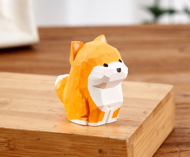 シラ 優雅なポーズで座っている柴犬の魅力的な木彫り - ショップ