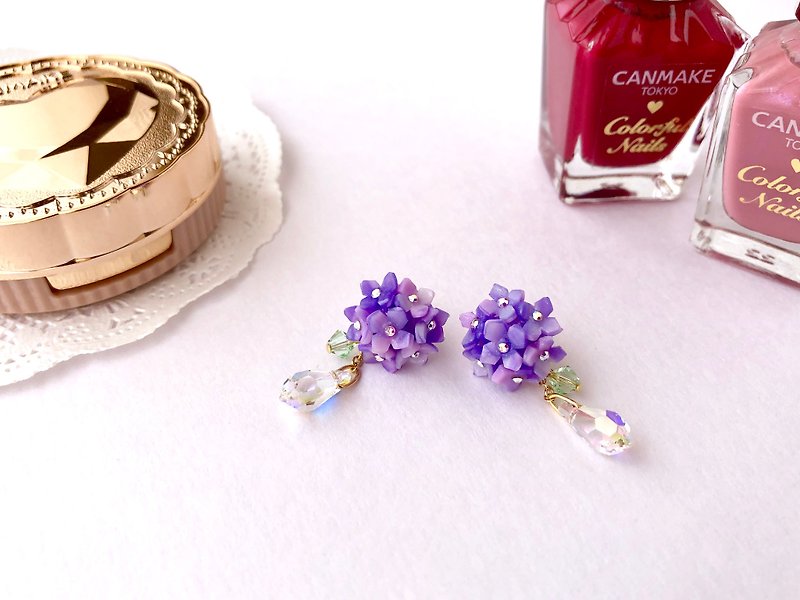 Hydrangea and Swarovski earrings [for metal allergies] 2Way earrings - Earrings & Clip-ons - Clay Purple