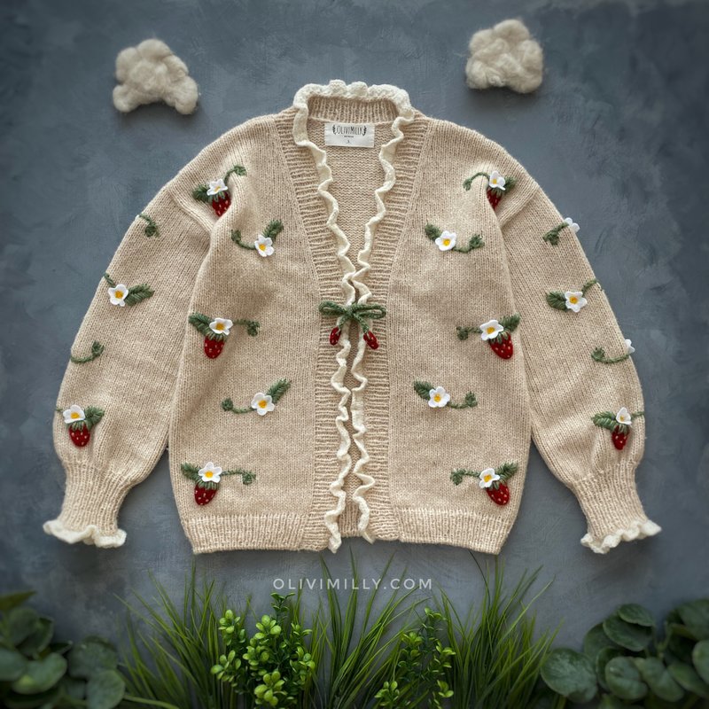 Strawberries adult cardigan, hand knitted cardigan with embrodery - สเวตเตอร์ผู้หญิง - ขนแกะ สีทอง