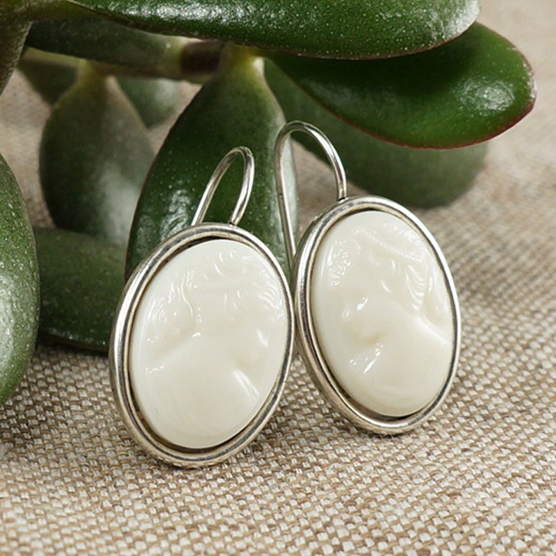 White Cameo Earrings Vintage Glass Lady Girl Cameo Oval Wedding Earrings Jewelry - 耳環/耳夾/耳骨夾 - 玻璃 白色