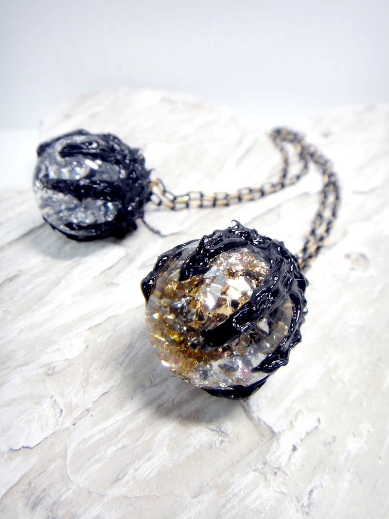 OBK Series Gold Silver Foil Black Claw Glass Ball Necklace Silver Foil Crystal Ball Soft Rubber Black Dark Series - Necklaces - Glass Black