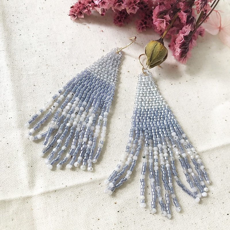 Handwoven fringe earrings - 耳環/耳夾 - 水晶 藍色