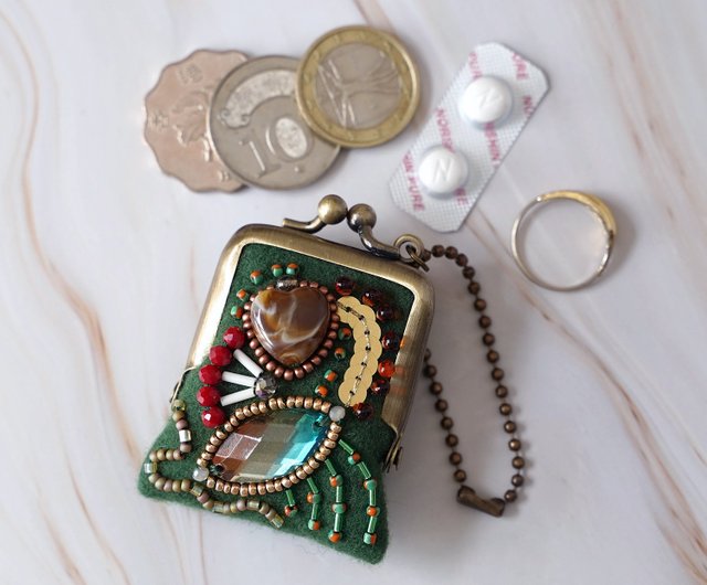 ヴィンテージ ビーズ刺繍 アクセサリーケース 小さなビーズ刺繍のがま口 No.79 グリーン×ウール ネックレス・バッグ