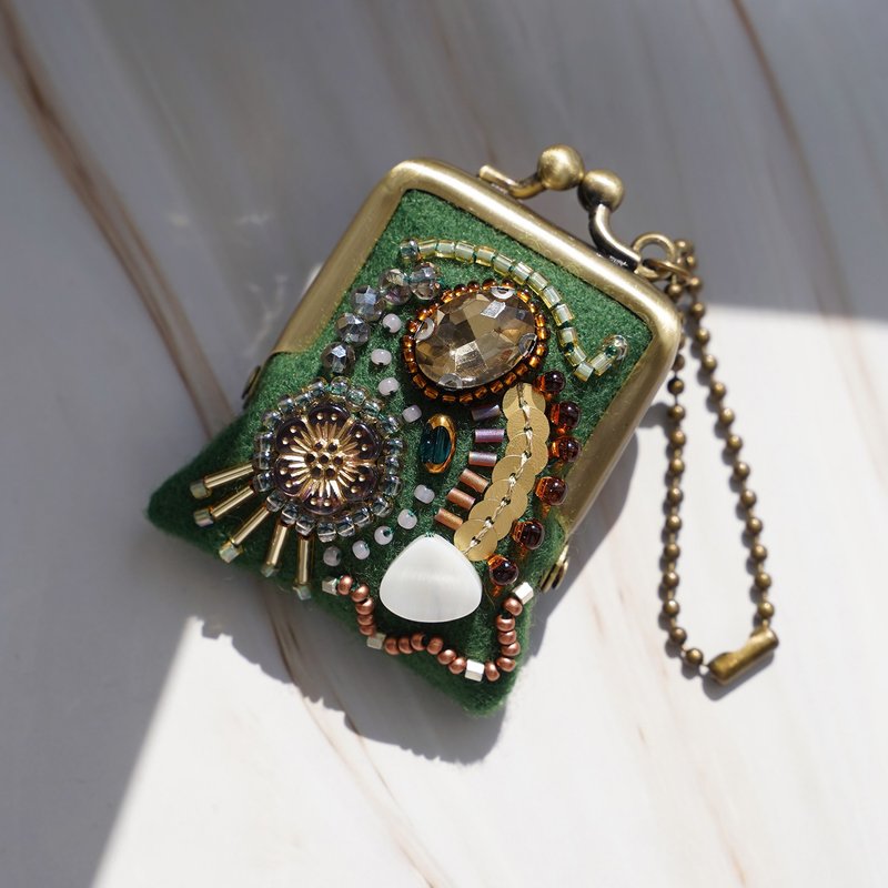 小さなビーズ刺繍のがま口 No.79 グリーン×ウール ネックレス・バッグチャームにも アクセサリーケース 一点物 - 吊飾/掛飾 - 羊毛 綠色