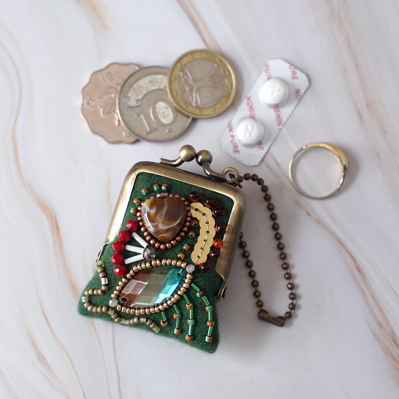 小さなビーズ刺繍のがま口 No.79 グリーン×ウール ネックレス・バッグチャームにも アクセサリーケース 一点物 - 吊飾/掛飾 - 羊毛 綠色