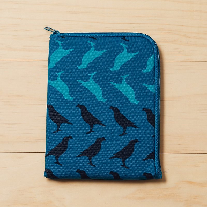 iPad Mini Sleeve/Crested Myna No.5/Dark Lake Blue - เคสแท็บเล็ต - ผ้าฝ้าย/ผ้าลินิน สีน้ำเงิน